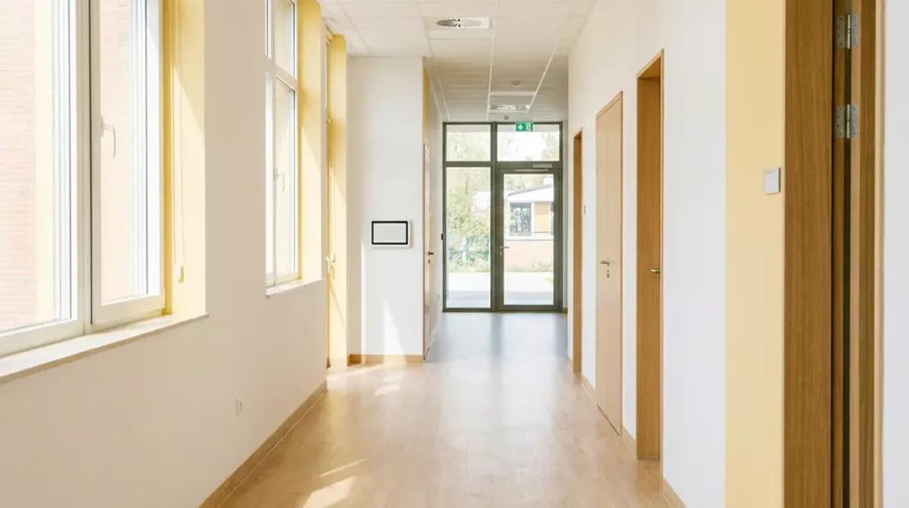 Panel do badania opinii uczniów i rodziców zamontowany przy wyjściu ze szkoły