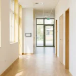 Panel do badania opinii uczniów i rodziców zamontowany przy wyjściu ze szkoły